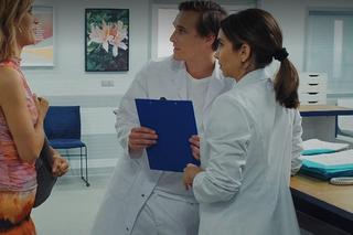 M jak miłość, odc. 1771: Kama (Michalina Sosna), Olek (Maurycy Popiel). Aneta (Ilona Janyst)