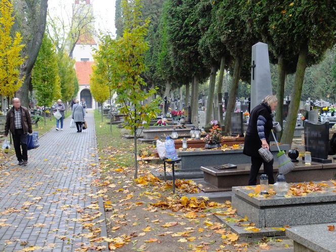 Cmentarz na Unickiej w Lublinie. Pani Dorota ma sposób na złodziei wieńców. "Tak robiła nasza mama"