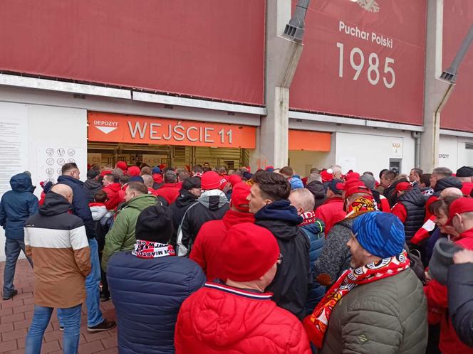 Legia vs. Widzew. Na stadionie w Łodzi zbierają się kibice