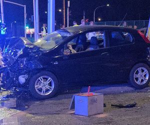 Auto spadło z kilku metrów na tory tramwajowe w Warszawie