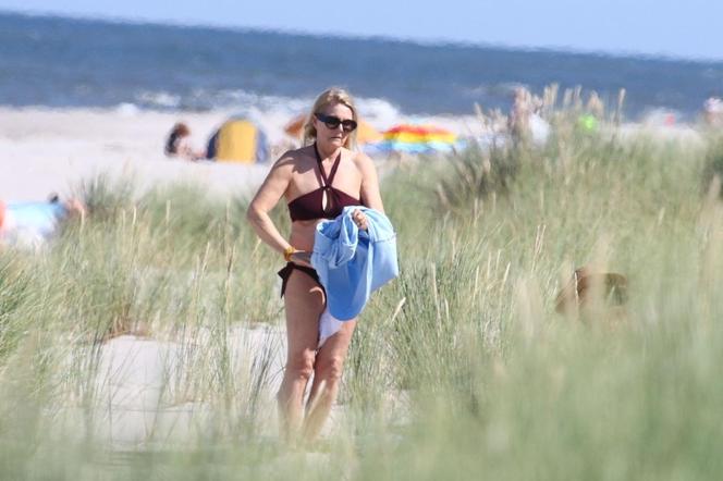 Grażyna Szapołowska i Dorota Goldpoint na plaży 