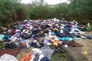 Stos ubrań wyrzucony w zaroślach w Lublinie. Straż miejska namierzyła sprawcę