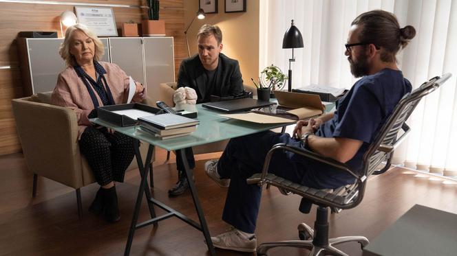 Na dobre i na złe, odcinek 731. Barbara (Agnieszka Pilaszewska), Michał (Mateusz Janicki), Artur Bart (Piotr Głowacki)