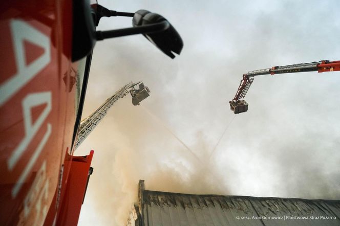 Pożar akumulatorowni na poddaszu zakładu przetwórstwa drobiu w Kawle
