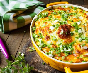 Cukinia (kabaczek) zapiekana ze śmietaną i jajkami