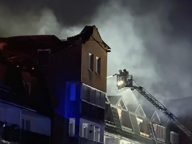 Pożar w Ząbkach. Strażacy przeszukują pogorzelisko