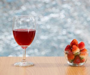 Domowe wino truskawkowe – aromatyczny trunek, który smakuje latem przez cały rok