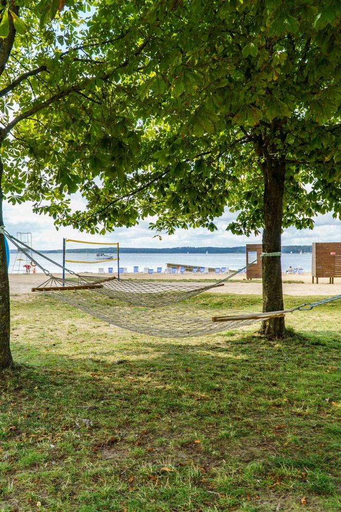 Darmowe leżaki i hamaki na plaży miejskiej w Giżycku. Zobacz zdjęcia