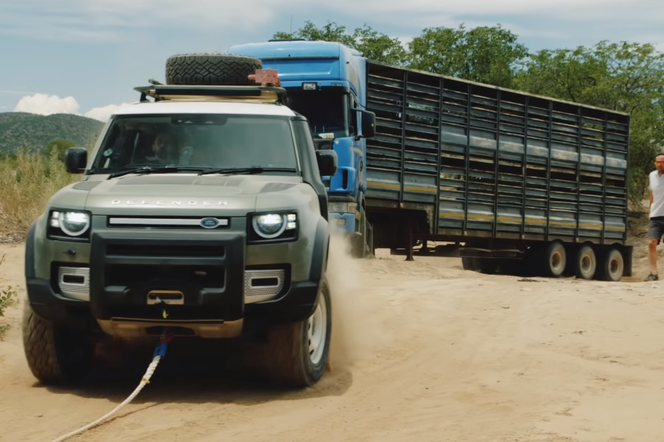 Nowy Land Rover Defender podczas wyciągania ciężarówki z piachu