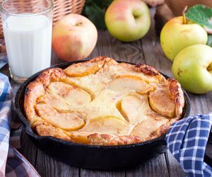 Pieczony naleśnik z jabłkami. Pyszny i efektowny amerykański dutch baby