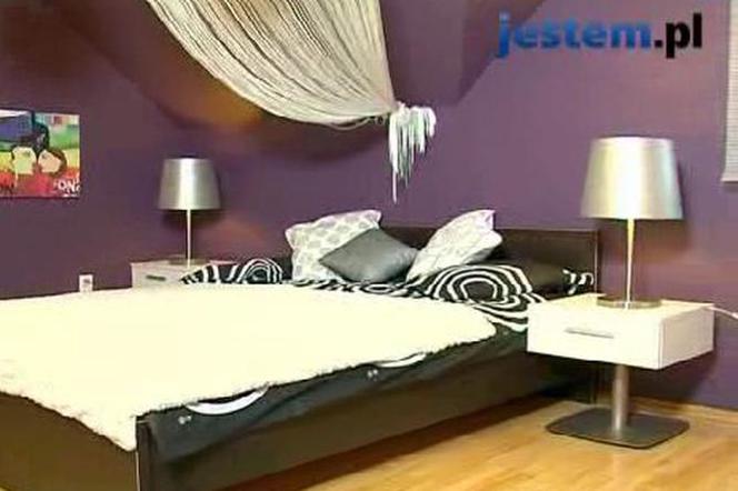 Aranżacja sypialni z fioletową ścianą