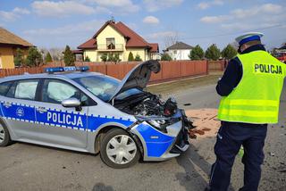 Pijany 21-latek huknął seatem czołowo w radiowóz. Dwóch policjantów trafiło do szpitala