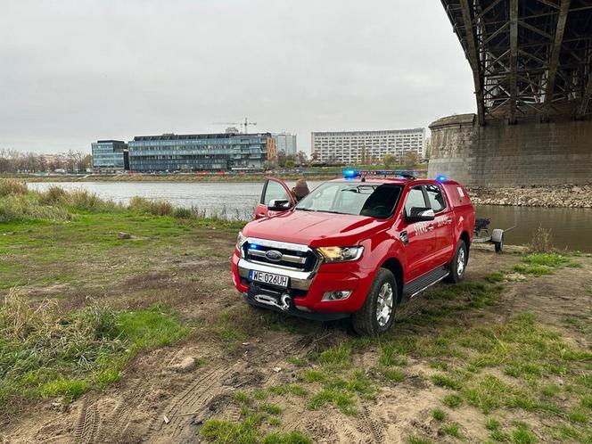 Tragedia na moście Poniatowskiego. Mężczyzna wpadł do Wisły. Trwa akcja ratunkowa