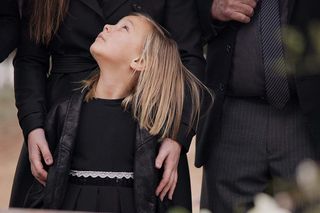 Jak rozmawiać z dzieckiem o śmierci? Ten popularny błąd może wywołać lęk przed snem