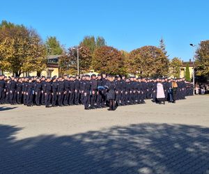 Uroczyste zakończenie szkolenia policyjnego w Katowicach. Ponad 200 nowych policjnatów