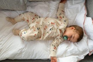 Biały szum dla niemowlaka to nie zawsze dobry pomysł. Jak cichy hałas w domu może szkodzić dziecku?