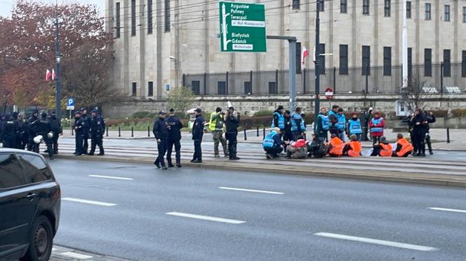 Incydent na Marszu Niepodległości w Warszawie. Aktywiści zablokowali trasę