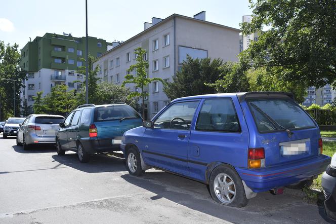 Wraki blokują miejsca parkingowe