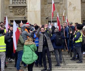 Protest rolników we Wrocławiu. Strajk wymyka się spod kontroli. Urząd Wojewódzki obrzucany jajkami