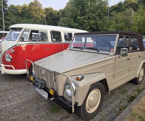 Klasyczna motoryzacja znów zachwyciła Bydgoszcz. „Bydgoskie Klasyki Nocą” przy Torbydzie