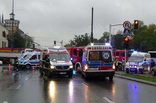 Warszawa: Dwa dramatyczne wypadki naprzeciwko siebie niemal w tym samym czasie. Ucierpieli też policjanci! [ZDJĘCIE]