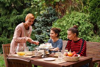 	Zawsze warto 2 sezon odcinek 22. Dorota (Katarzyna Zielińska), Marta (Weronika Rosati), Ada (Julia Wieniawa)