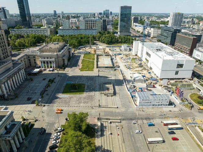 Plac Defilad w Warszawie pomiędzy PKiN a ul. Marszałkowską. Po prawej stronie budowa MSN, proj. Thomas Phifer and Partners