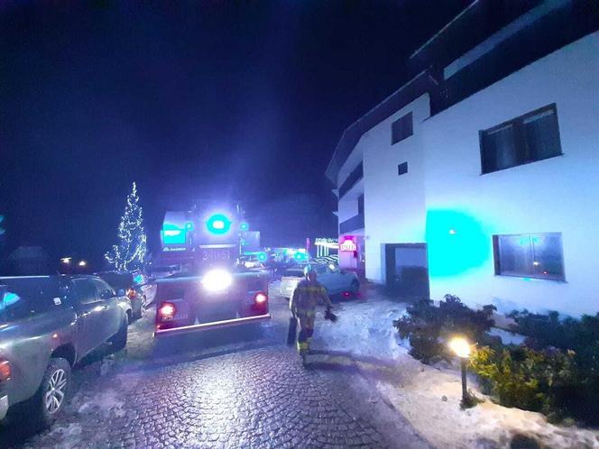 Pożar hotelu w Karpaczu! 400 osób ewakuowanych. Z żywiołem walczy 11 zastępów straż pożarnej [ZDJĘCIA]