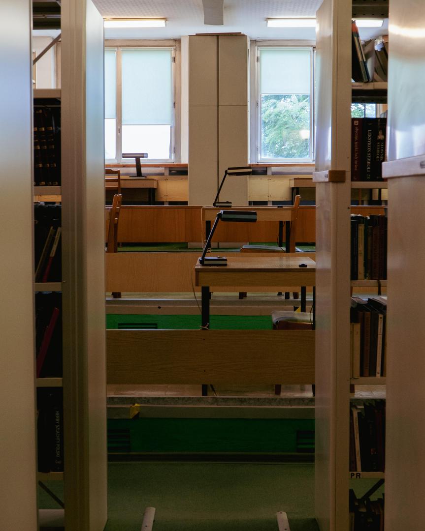 Biblioteka Uniwersytetu Opolskiego - zdjęcia. Zobacz zachowane wnętrza z lat 70.