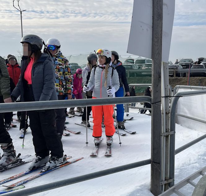 Na nartach podjadała mężowi frytki