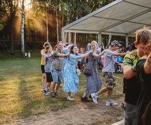 Festiwal Życia w Kokotku trwa. To chrześcijański Woodstock ZDJĘCIA 