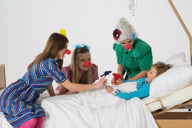 Fundacja Dr Clown prowadzi terapię śmiechem