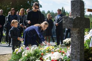 Na Wspólnej 2195. Pogrzeb Adama. Weronika (Renata Dancewicz), Antosia (Gabrysia Jeżółkowska), Kacper (Jakub Koba)