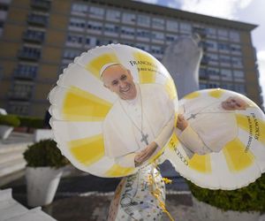 Świeczki, kartki z życzeniami, balony w kształcie serca, kwiaty składane są pod pomnikiem Jana Pawła II przed rzymską Polikliniką Gemelli