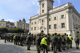 Żołnierze na rynku w Lesznie