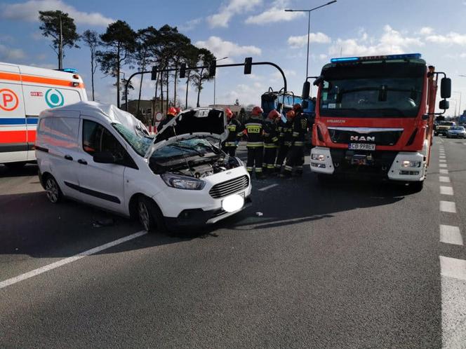 Samochód dostawczy zderzył się z koparką. Jedna osoba trafiła do szpitala