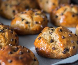 Poznaj najłatwiejszy przepis na domowe drożdżówki. Ich smak podkręca jeden składnik 