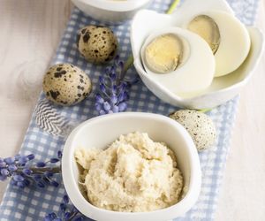 Sos chrzanowy z jajkami: dodatek do wędlin lub samodzielna przekąska [WIDEO]