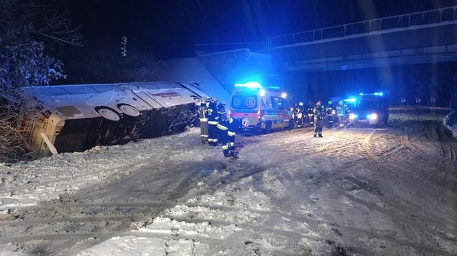 Wypadek autokaru w pow. lubartowskim. Kilka osób trafiło do szpitala