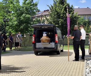 Kolorowe kwiaty i morze łez na pogrzebie Katarzyny z Raby Wyżnej. Zazdrosny mąż zabił ją 10 metrów od domu