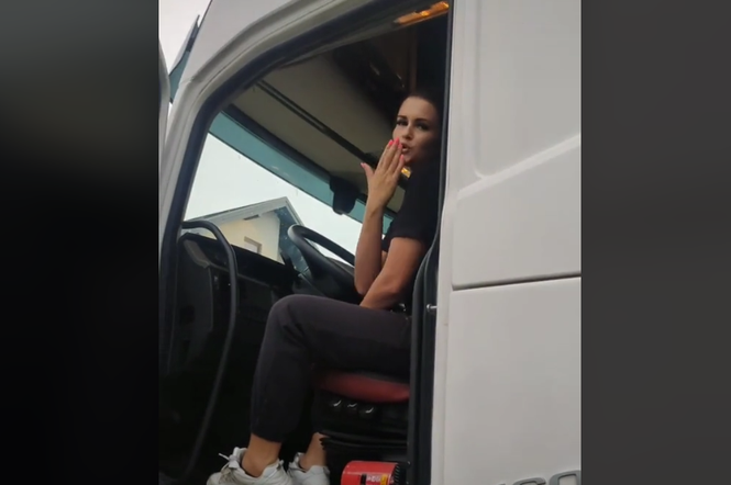 Iness za kierownicą ciężarówki