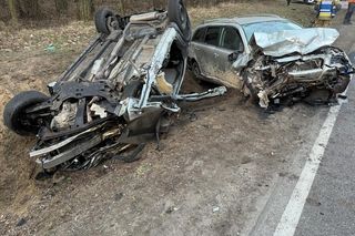Dramatyczny wypadek. Samochody zderzyły się czołowo. Jedna osoba zakleszczona we wraku