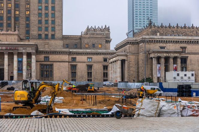 Trwa przebudowa części dawnego Placu Defilad w plac Centralny