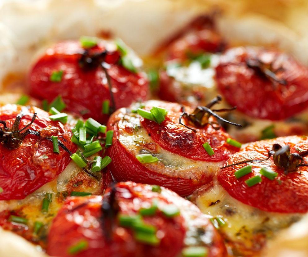 Tymi składnikami nadziewam pomidory i zapiekam. Ta przekąska podbije każde podniebienie 