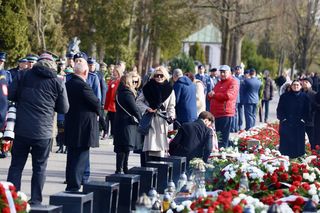 Joanna Racewicz ociera łzy przy grobie męża, pocieszyła ją Barbara Nowacka