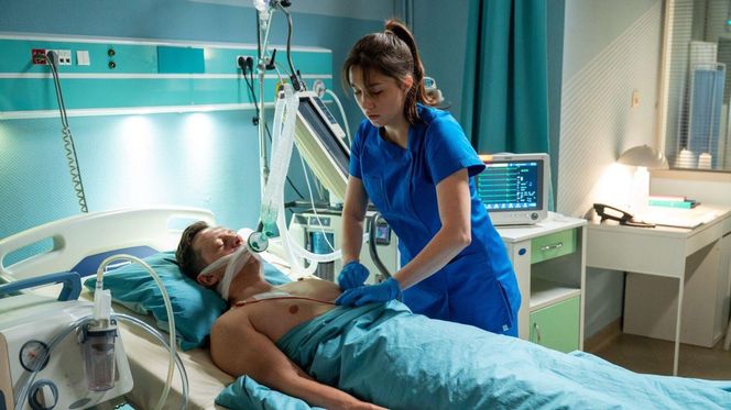 	Barwy szczęścia odc. 3131. Błażej Modrzycki (Piotr Ligienza), pielęgniarka (Magdalena Śledziewska)