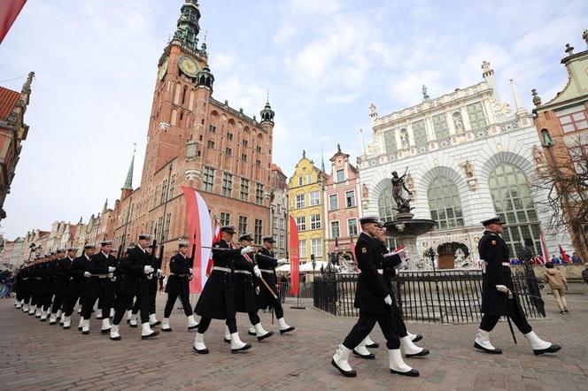 Powrót Gdańska w granice Polski. Flaga państwowa RP zawisła na Dworze Artusa