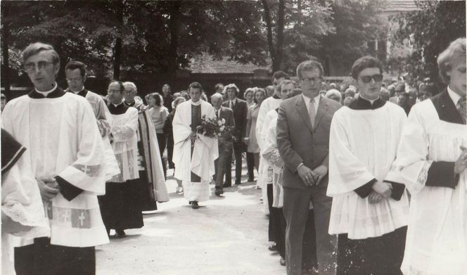 Procesja przed Mszą św. Prymicyjną ks. Mariana Subocza w Wałczu w 1973 roku