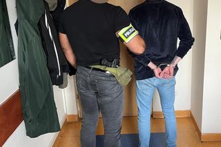  Poszukiwany kierowca z zakazem staranował radiowóz. Uciekł, bo zgłodniał i spieszył się do żony