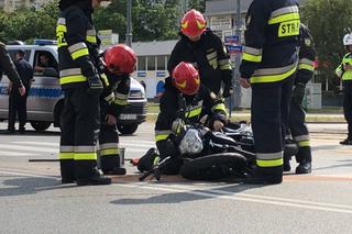 Groźny wypadek w Warszawie. Motocykl wjechał wprost pod opla